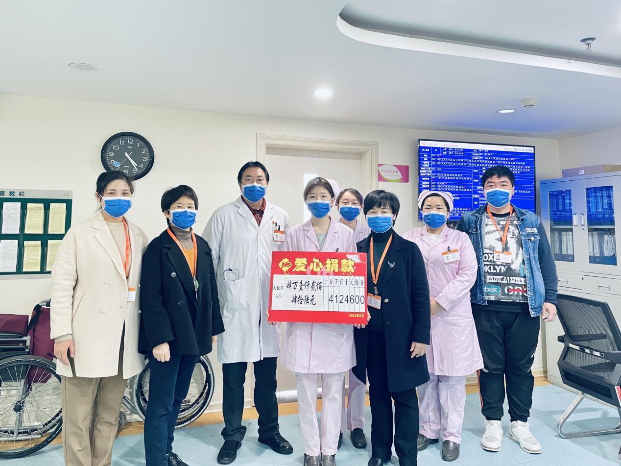 “献出一份爱心，托起一片希望” ——康乃馨工会组织爱心募捐活动