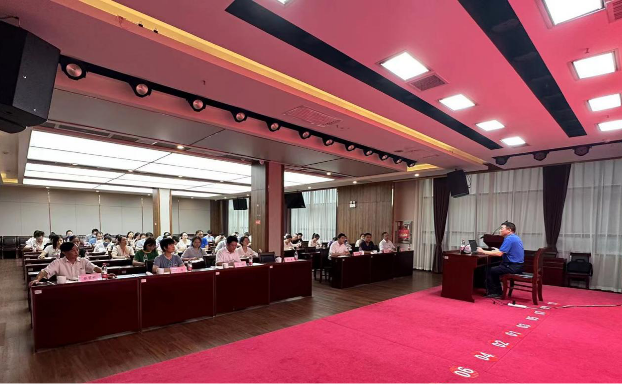 省委主题教育办副主任罗云寿为康乃馨公司全体党员干部讲授主题教育专题党课
